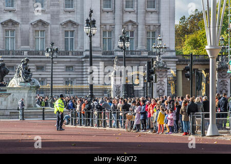 I turisti si sono riuniti sul marciapiede del centro commerciale in attesa di vedere i soldati della regina della guardia marzo passato sul loro modo di cambiare la guardia al St James pal Foto Stock