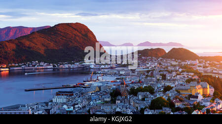Tramonto colorato in alesund città portuale Foto Stock