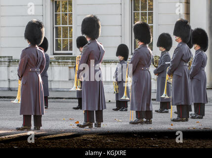 I soldati della banda delle guardie scozzesi sulla parade grand a Wellington caserma prima del cambio della guardia a Buckingham e st James palazzi, londo Foto Stock