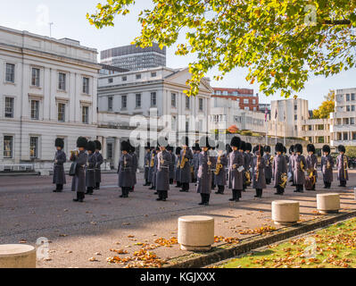 I soldati della banda delle guardie scozzesi sulla parade grand a Wellington caserma prima del cambio della guardia a Buckingham e st James palazzi, londo Foto Stock