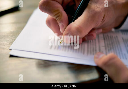 L'uomo firma un contratto Foto Stock