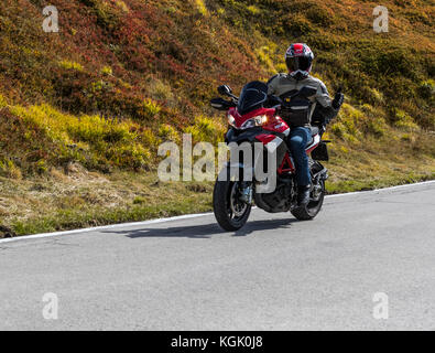 Ducati moto e pilota sul vertice del Passo San Pellegrino. Provincia di Lucca. L'Italia. Foto Stock