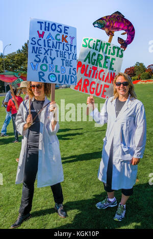 La scienza vs politica. Il cambiamento climatico non conosce confini. Rally internazionale ad Arco della Pace del valico di frontiera. Foto Stock