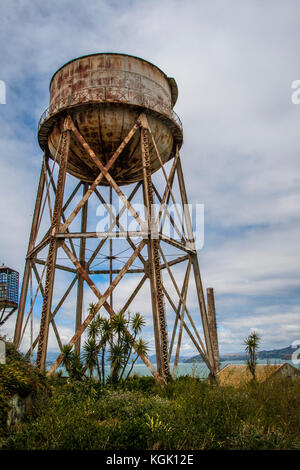 Rusty serbatoio di acqua in Alcatraz, san francisco. Foto Stock