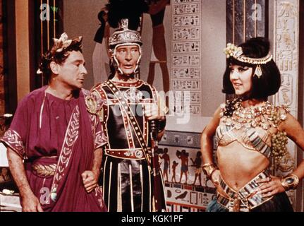 Portare su Cleo (1964) , Kenneth Connor , Amanda Barrie ,Kenneth Williams Foto Stock