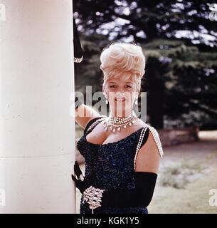 Portare su Cowboy (1966) , Joan Sims Foto Stock