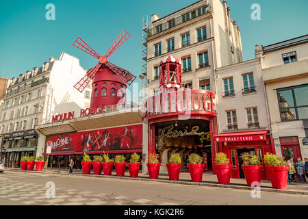 Parigi, Francia, marzo 31 2017: Il Moulin Rouge è un famoso cabaret costruito nel 1889, situato nel quartiere a luci rosse di Pigalle Foto Stock