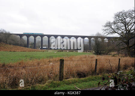 Una classe non identificato 150/2 attraversa cynghordy viadotto con un shrewsbury - servizio di Swansea. Foto Stock