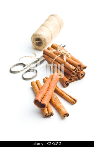 Bastoncini di cannella spice isolati su sfondo bianco. Foto Stock