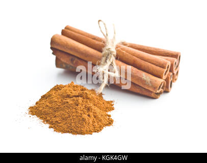 Bastoncini di cannella e macinato cannella isolati su sfondo bianco. Foto Stock