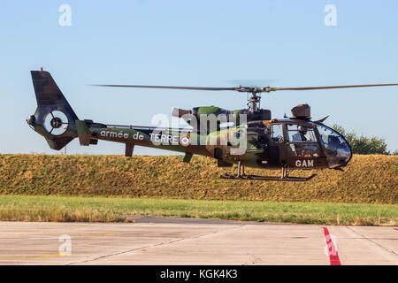 Etain, Francia - 24 ago 2016: Esercito francese Aérospatiale sa342m elicottero Gazelle tenuto spento. Foto Stock