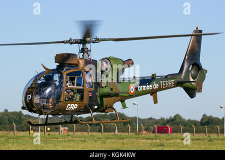 Etain, Francia - 24 ago 2016: Esercito francese Aérospatiale sa342m elicottero Gazelle tenuto spento. Foto Stock