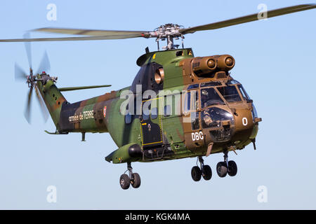 Etain, Francia - 24 ago 2016: Esercito francese Aérospatiale sa330b puma elicottero in volo. Foto Stock