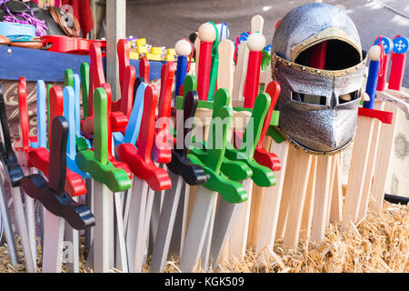 Medievale spade di legno e casco. bambini shop, giocattoli Foto Stock