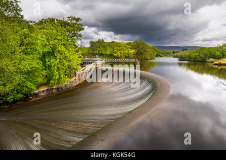 Abbeystead; Reservoir e Wier; Lancashire; UK Foto Stock