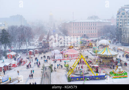 KIEV, UCRAINA - 4 GENNAIO 2017: Vista dal campanile della cattedrale di San Michele sul parco divertimenti, la fiera di Natale, il mercato e la cattedrale di Santa Sofia Foto Stock