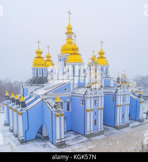 La cattedrale blu con cupola dorata di San Michele dal suo campanile durante la nevicata, Kiev, Ucraina. Foto Stock