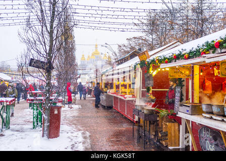 Kiev, Ucraina - 4 gennaio 2017: il mercato di Natale inizia a st michael piazza con bancarelle che offrono spuntini e bevande e quindi si estende lungo la VLA Foto Stock