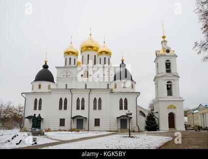 Vista invernale della cattedrale della Dormizione nel Cremlino Dmitrov, Regione di Mosca, Russia Foto Stock
