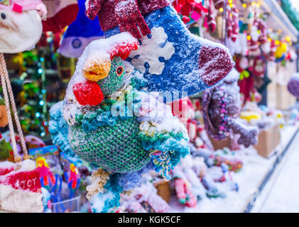 Giocattoli fatti a mano sotto la neve a il giocattolo in stallo durante la fiera di Natale a Kiev, Ucraina Foto Stock