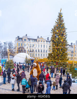 KIEV, UCRAINA - 4 GENNAIO 2017: Piazza Santa Sofia è diventata l'arena di divertimento centrale per i bambini durante le festività natalizie, il 4 gennaio a Kiev. Foto Stock