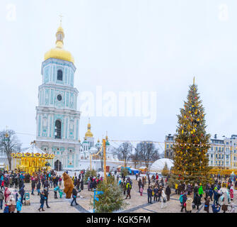 KIEV, UCRAINA - 4 GENNAIO 2017: Vista panoramica sulla fiera di Natale centrale con l'albero principale della città, il 4 gennaio a Kiev. Foto Stock