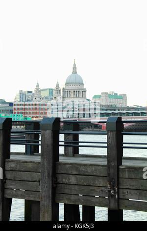 Vista sul Tamigi al crepuscolo attraverso jetty da Southbank a St Pauls con lo skyline di Londra Foto Stock