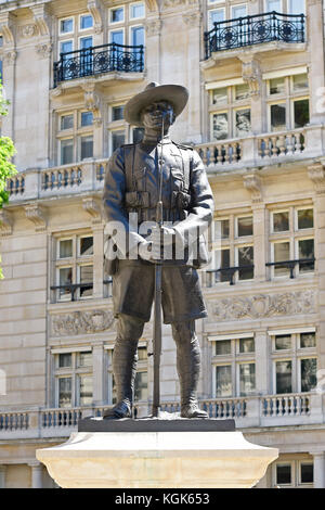 Memoriale per la brigata di Gurkhas, soldato Gurkha statua, Horse Guards, City of Westminster, Londra, Inghilterra, Regno Unito Foto Stock