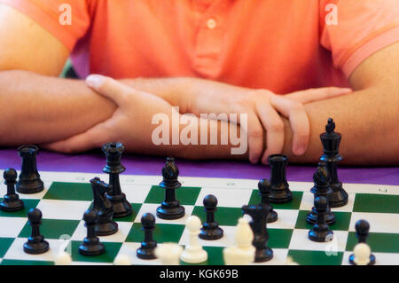 Gentile giochi in un locale Club di Scacchi Foto Stock