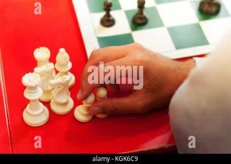 Gentile giochi in un locale Club di Scacchi Foto Stock