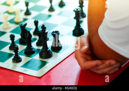 Gentile giochi in un locale Club di Scacchi Foto Stock