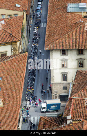 Tetti di Firenze e scene di strada sotto vista dal tettuccio Foto Stock