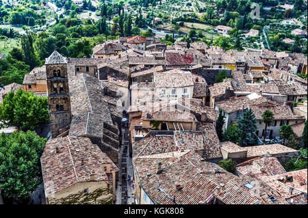 La Francia. Alpes-de-Haute-Provence (04), il parco naturale regionale del Verdon. Moustiers-Sainte-Marie, noto per la sua terraglia, villaggio più bello Foto Stock