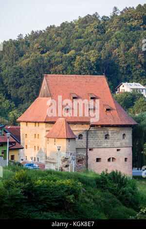 Bardejov, Slovacchia - 10 agosto 2015: torre di grasso in bardejov è parte di meglio conservate città complesso parete in Slovacchia. Foto Stock