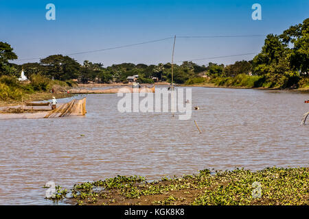 I pescatori di un laghetto di acqua dolce, Bago Regione, Myanmar Foto Stock