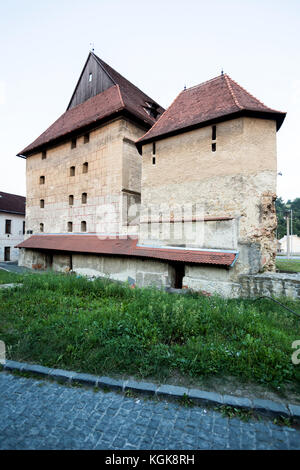 Bardejov, Slovacchia - 10 agosto 2015: torre di grasso in bardejov è parte di meglio conservate città complesso parete in Slovacchia. Foto Stock