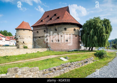 Bardejov, Slovacchia - 10 agosto 2015: torre di grasso in bardejov è parte di meglio conservate città complesso parete in Slovacchia. Foto Stock