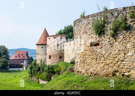 Bardejov, Slovacchia - 10 agosto 2015: mura antiche frazioni bardejov città. mura di fortificazione è il sistema migliore Foto Stock