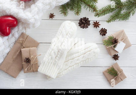 Guanti bianchi sul tavolo Foto Stock