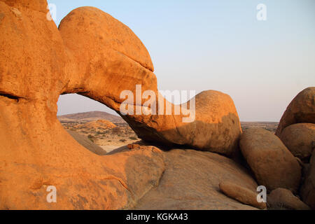 Arco di roccia in spitzkoppe, Namibia Foto Stock