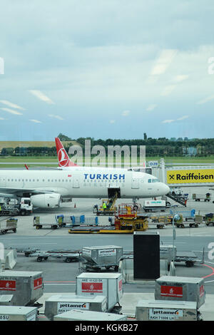 La Turkish airlines aerei parcheggiati presso lo stand all'aeroporto di Vienna il 13. Giugno 2012 Foto Stock