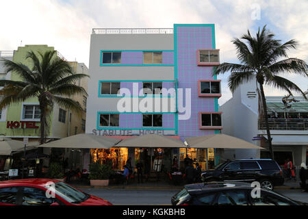 La starlite hotel, un ambiente fresco e colorati di porpora e giallo edificio art deco su ocean drive a South Beach, Miami, Florida, Stati Uniti d'America. Foto Stock