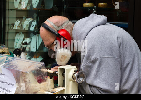 Uomo al lavoro su un tornio di legno. Foto Stock