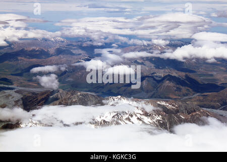 Vista aerea delle montagne della Nuova Zelanda, Isola del Sud. Si scatta una foto dall'aereo che parte da Sydney a Christchurch. Foto Stock