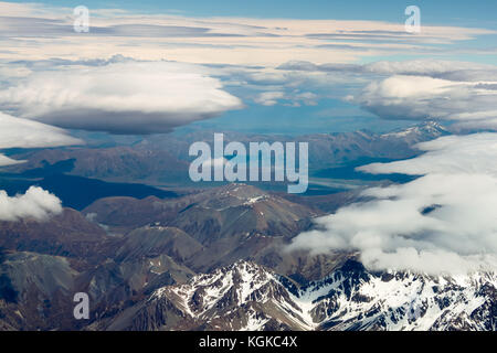 Vista aerea delle montagne della Nuova Zelanda, Isola del Sud. Si scatta una foto dall'aereo che parte da Sydney a Christchurch. Foto Stock