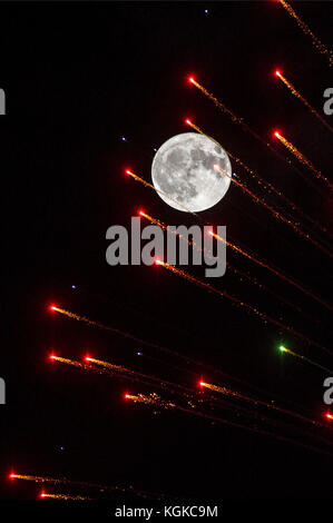 Londra, Regno Unito. 4 Novembre, 2017. 04.11.17. Fuochi d'artificio streak attraverso la luna piena su Londra per la notte dei falò celebrazioni. Foto Stock