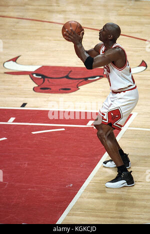 Michael Jordan in lizza per l'NBA Chicago Bulls durante il 1997 finali NBA . Foto Stock