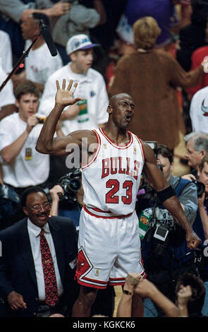 Michael Jordan in lizza per l'NBA Chicago Bulls durante il 1997 finali NBA . Foto Stock