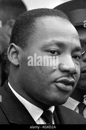 Washington, DC - (FILE) -- il Dr. Martin Luther King Jr. Parla ai giornalisti dopo un incontro alla Casa Bianca nel 1963 circa..Credit: ArnieSachs /MediaPunch Foto Stock