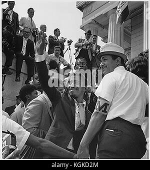 L'attore Sammy Davis Jr. Si onde alla folla dal Lincoln Memorial nel marzo 1963 a Washington per l'occupazione e la libertà a Washington, D.C. il 28 agosto 1963. A marzo, il Dr. Martin Luther King Jr. Ha pronunciato il suo discorso "i Have a Dream". Credito: Archivi nazionali via CNP /MediaPunch Foto Stock